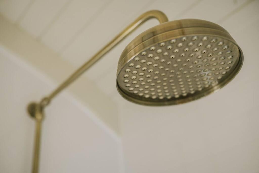 SaltfordIsland Hut - Outdoor Bath Tub, Firepit And Water Equipmentアパートメント エクステリア 写真